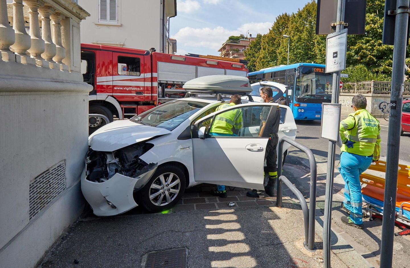 Auto contro il muro Ferita una 40enne 