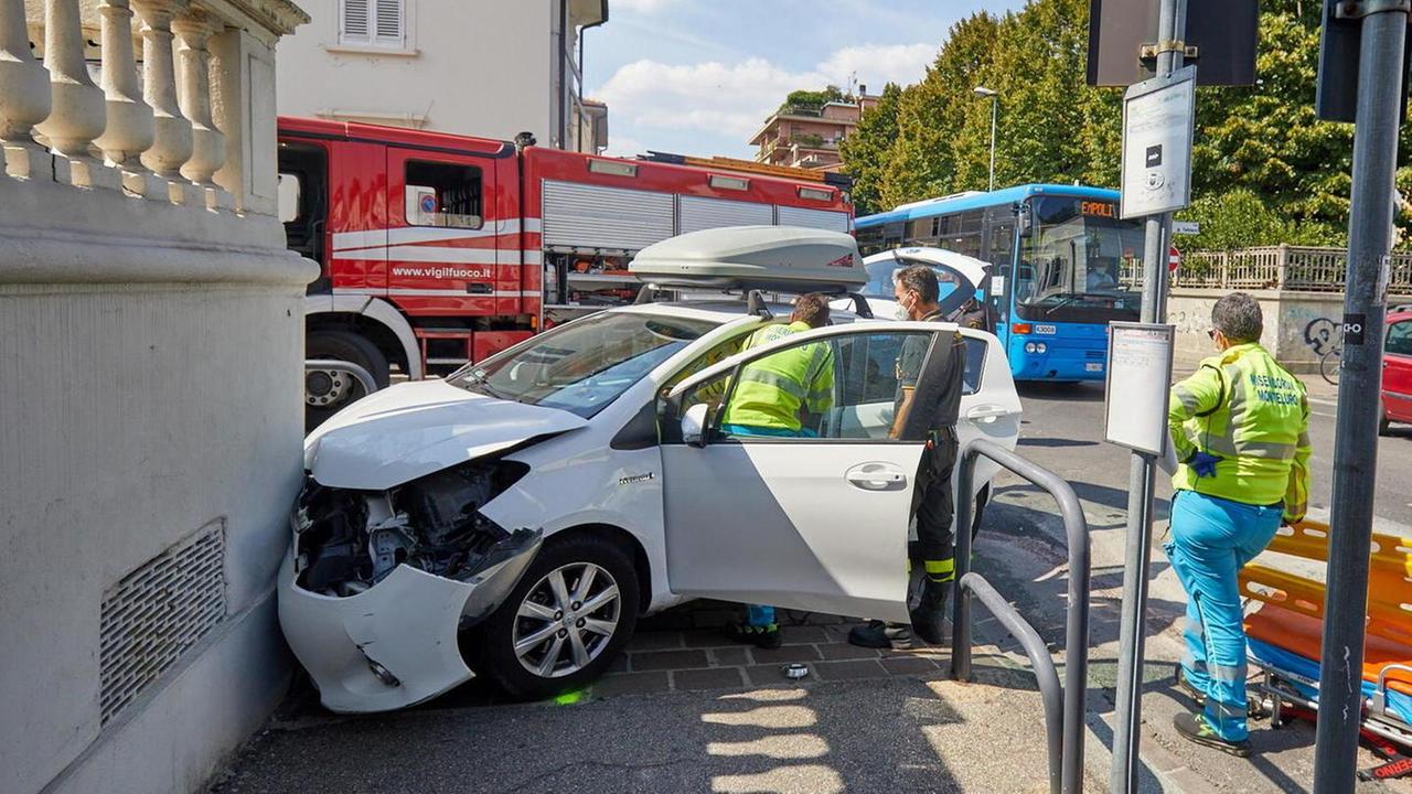 Auto contro il muro Ferita una 40enne