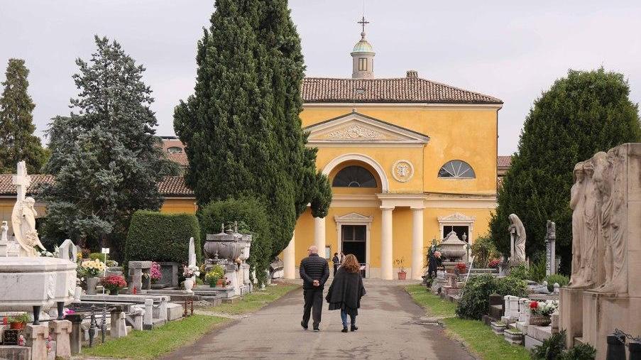 Ottantenne derubata della borsetta lasciata in automobile