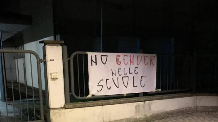 La condanna dei sindaci per lo striscione omofobo