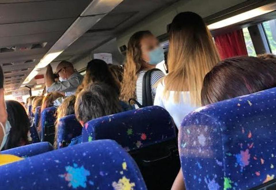 Bus degli studenti strapieni «Ma il distanziamento dov’è?» 