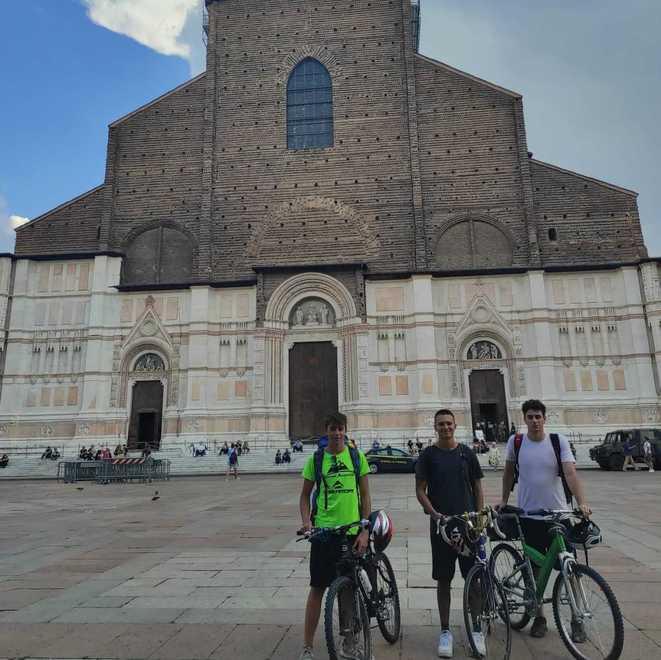 Tifosi biancorossi in bici a Bologna per la sfida con Cremona