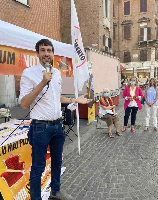 L’urlo dei Cinque Stelle «Votare sì contro la casta e per procedure più snelle»