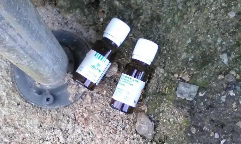 Flaconi di metadone nelle aiuole