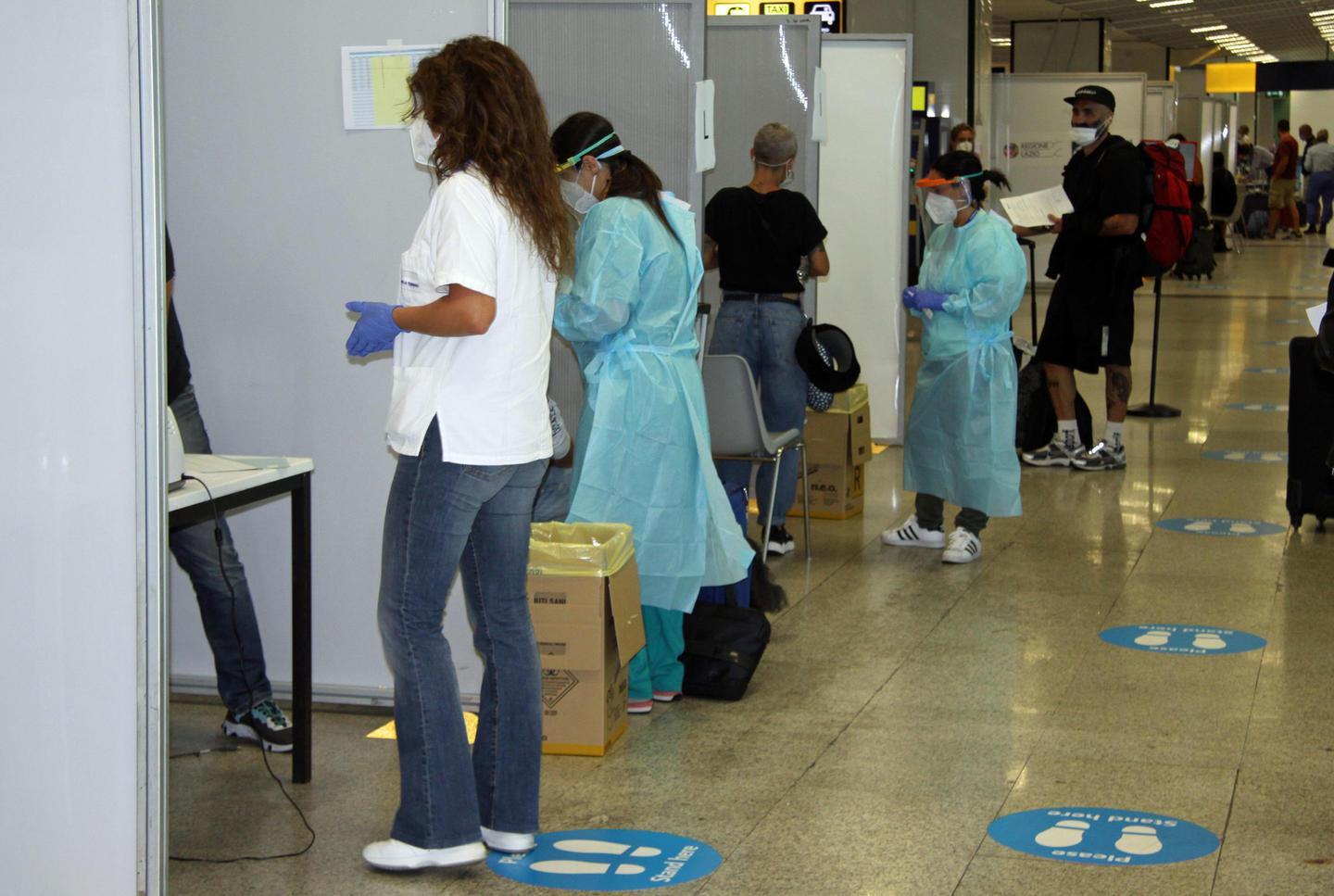 Sassari, gli emigrati: «Non riusciamo a tornare a casa» 