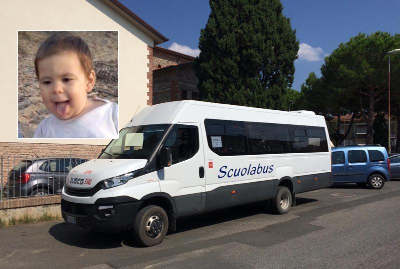 In bici per andare a prendere il fratello, l'impatto con il bus e il grido dalla madre: «Il mio Thomas, perché?»