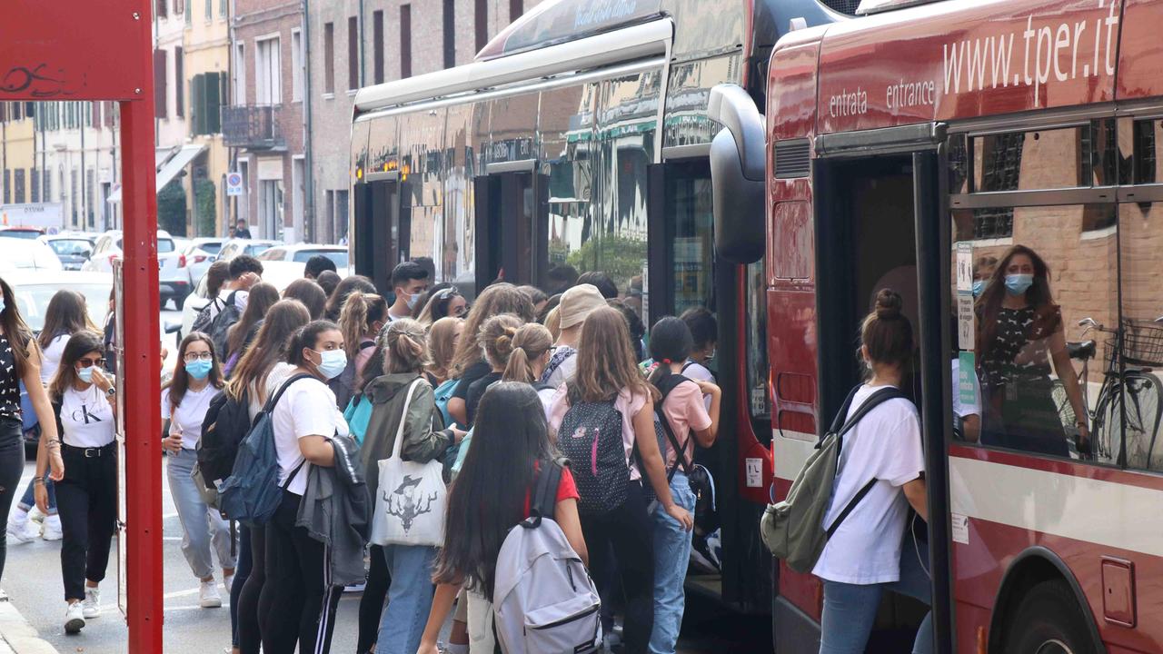 Studenti salgono sull'autobus
