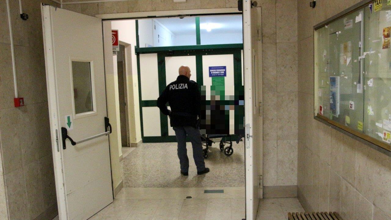Sassari, detenuto cerca di scappare dall'ospedale: bloccato dagli agenti