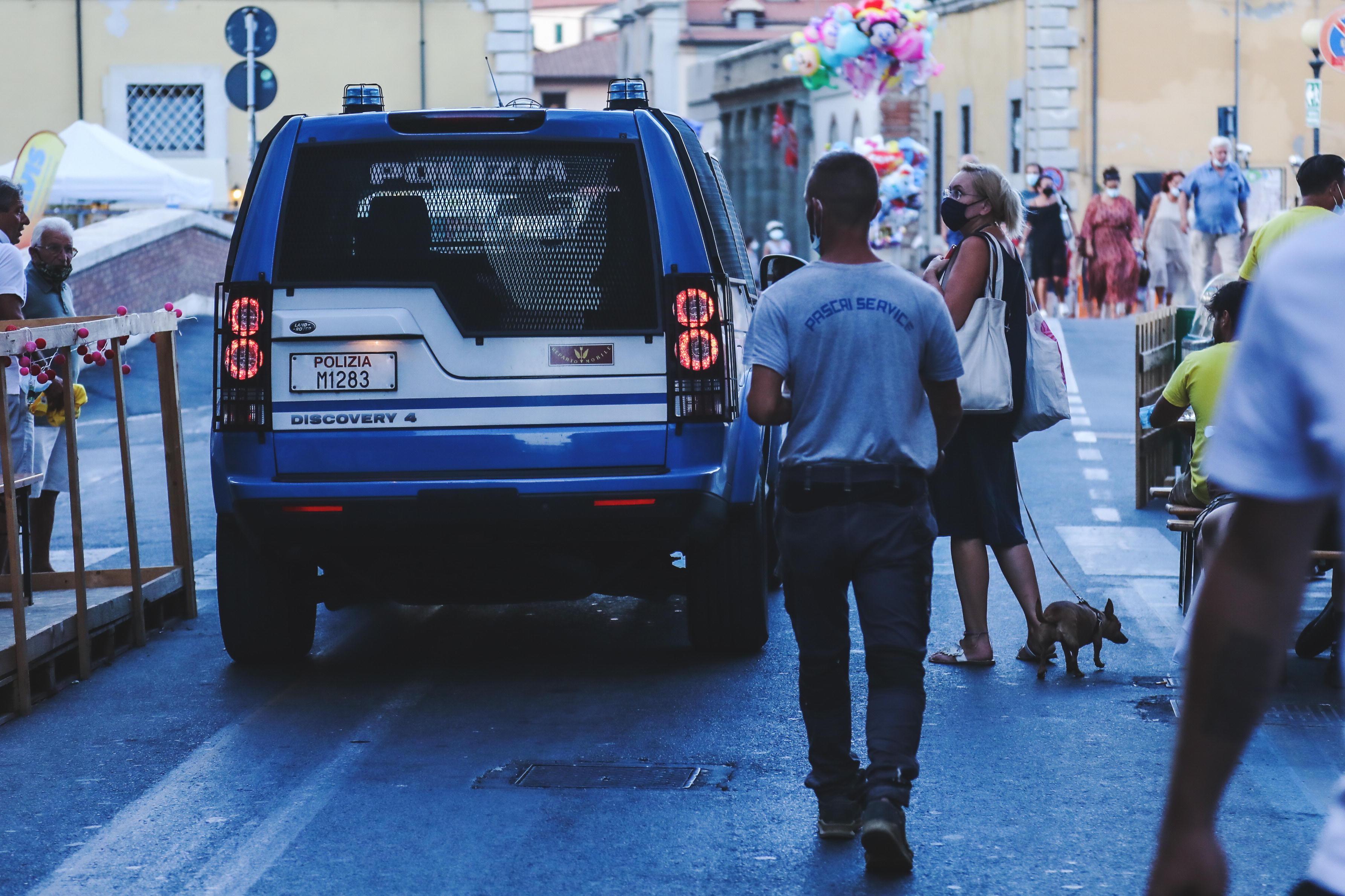Un'auto della polizia di Stato