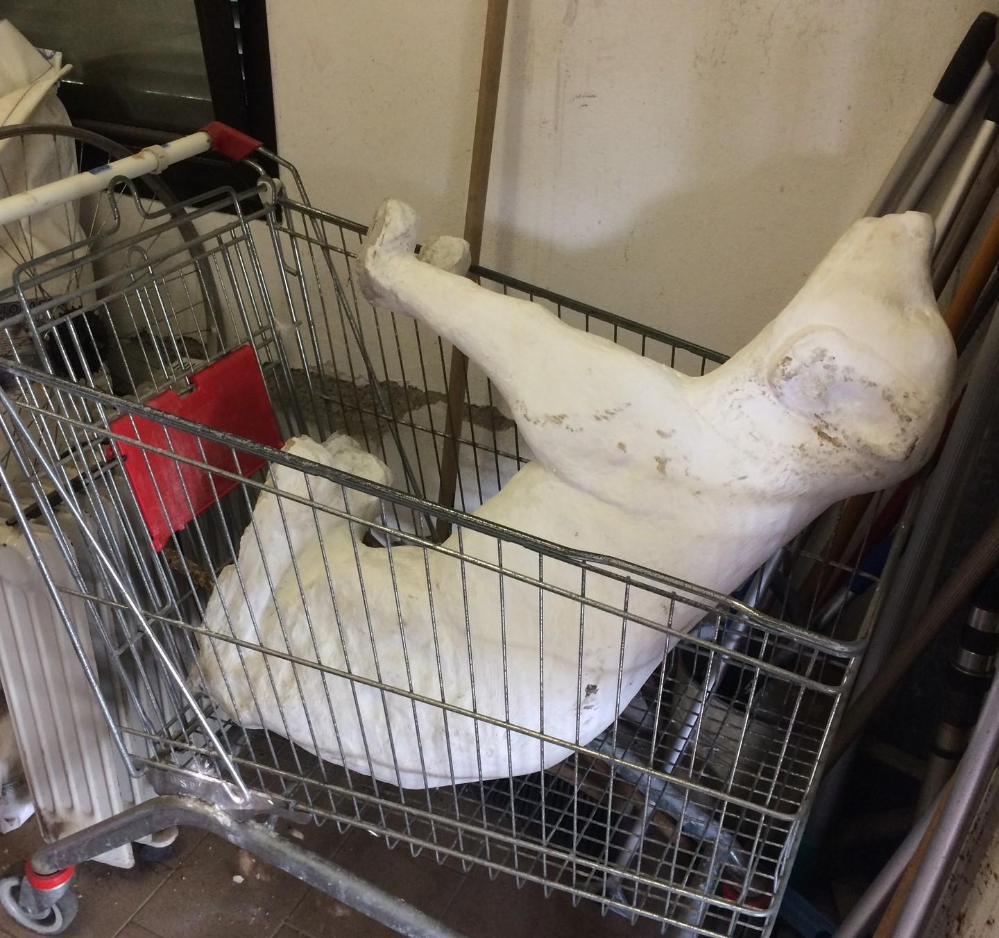 La statua della canina Lilla vandalizzata alla stazione di Cecina sarà restaurata dal Comune 