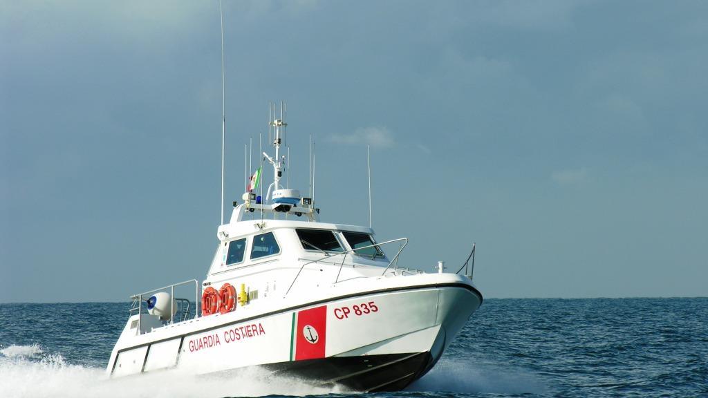 Barchino affonda al largo di Carloforte: 13 in salvo, un migrante disperso 