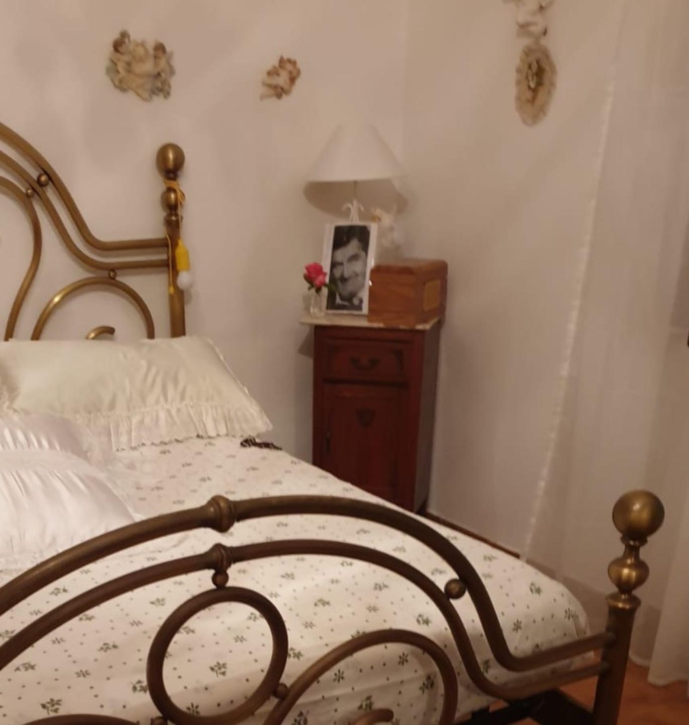 Sul comodino l'urna cineraria rubata (foto gentilmente fornita dalla famiglia)