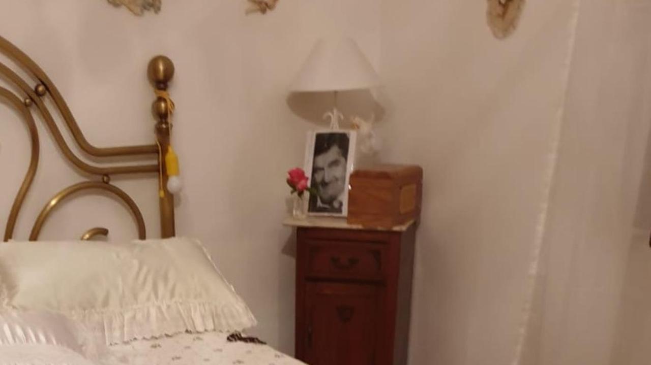 Sul comodino l'urna cineraria rubata (foto gentilmente fornita dalla famiglia)