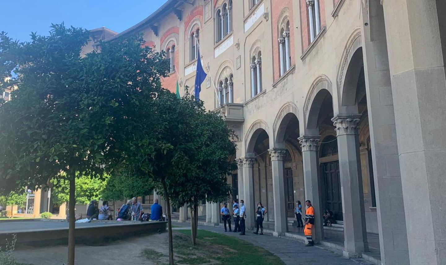 Sicurezza in centro: «Sotto i loggiati delle Poste controlli ma anche un’azione sociale» 