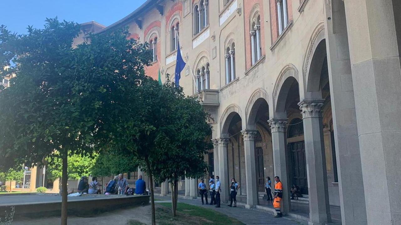 Sicurezza in centro: «Sotto i loggiati delle Poste controlli ma anche un’azione sociale»