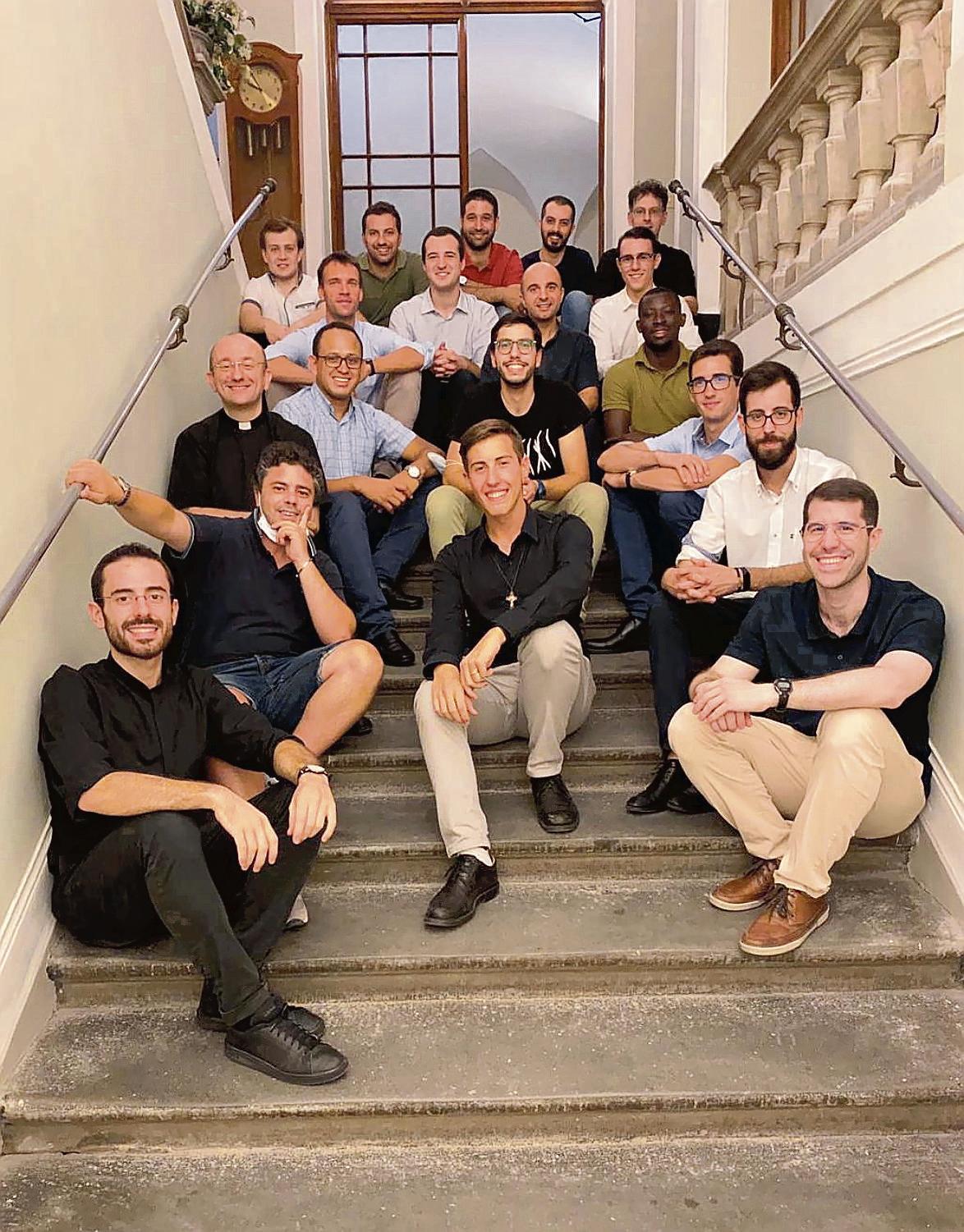 Foto di gruppo per i seminaristi che studiano a Santa Caterina. Il seminario è interdiocesano e gli "studenti" provengono da ben sei diocesi diverse: Pisa, Lucca, Livorno, Massa Carrara-Pontremoli, Pescia e Volterra