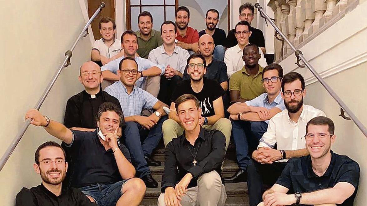 Foto di gruppo per i seminaristi che studiano a Santa Caterina. Il seminario è interdiocesano e gli "studenti" provengono da ben sei diocesi diverse: Pisa, Lucca, Livorno, Massa Carrara-Pontremoli, Pescia e Volterra