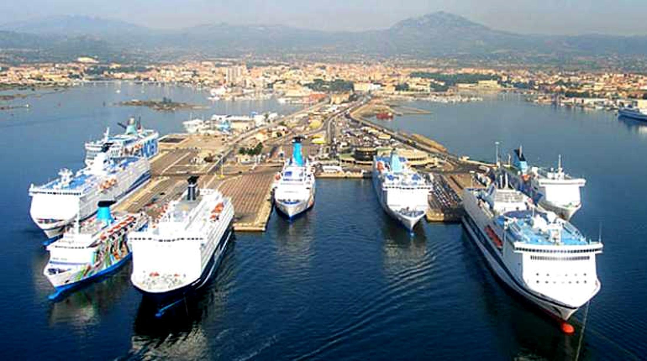 Covid, Progressisti: "E ora test volontari negli scali della Sardegna"