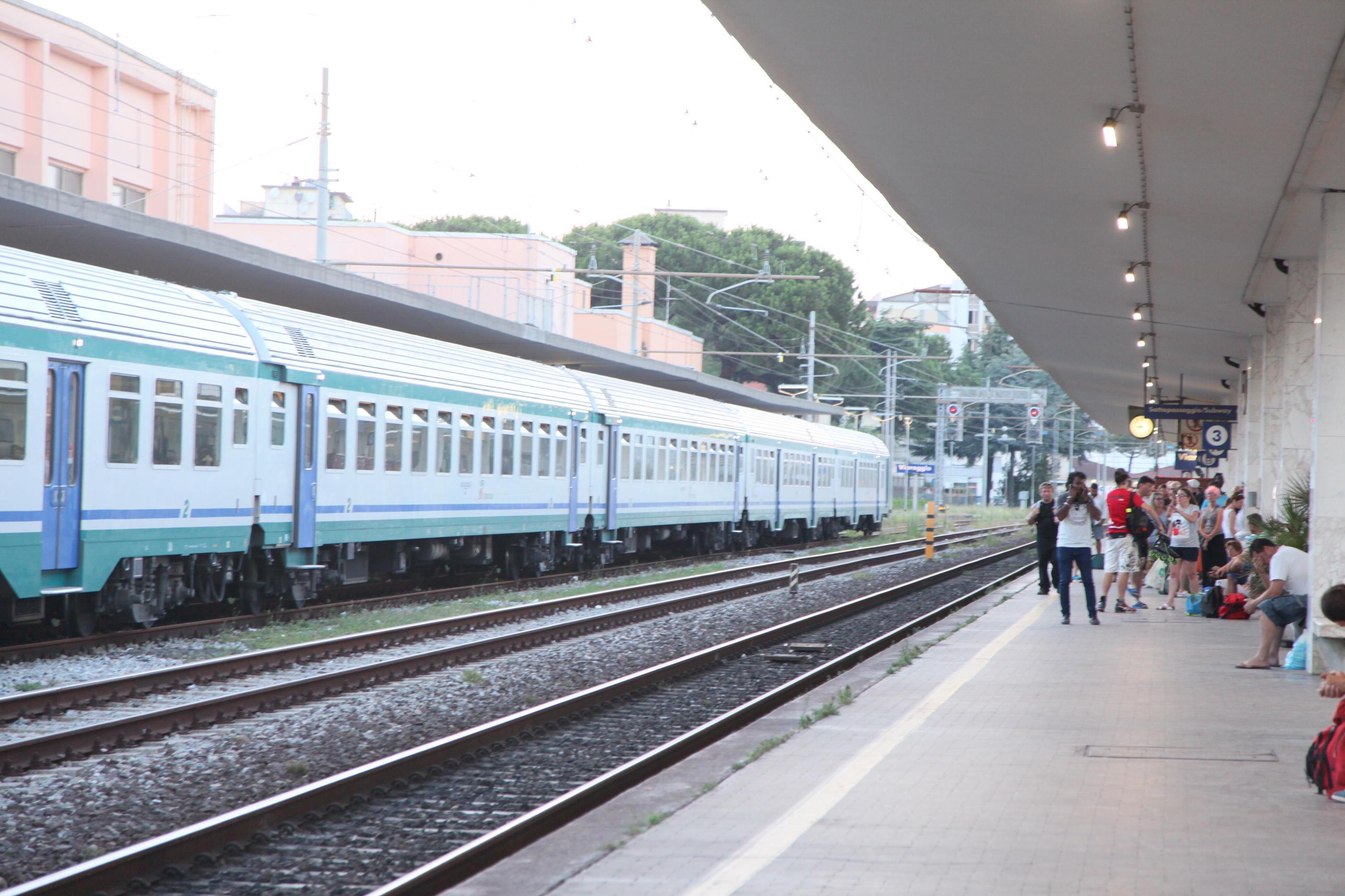 Si sdraia sui binari per uccidersi, i poliziotti la salvano