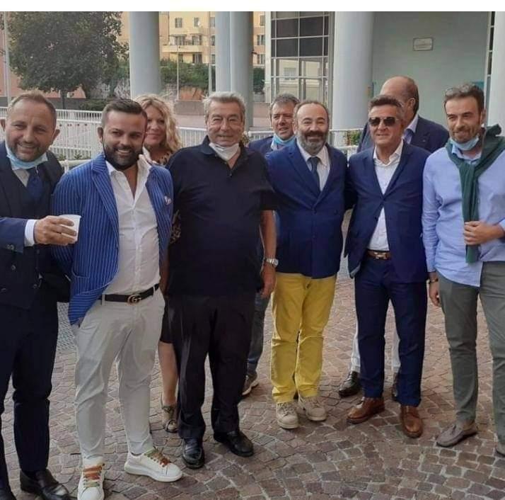 Foto di gruppo per i nuovi proprietari e dirigenti del Livorno dopo l'atto di vendita a Genova