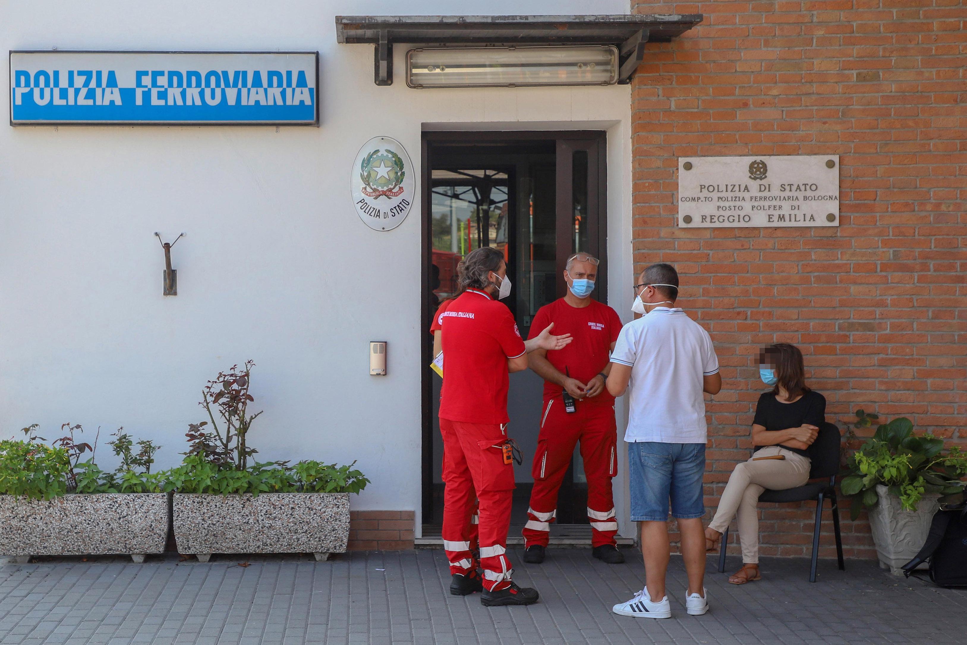 La donna positiva davanti all'ufficio della Polfer insieme ai volontari del soccorso