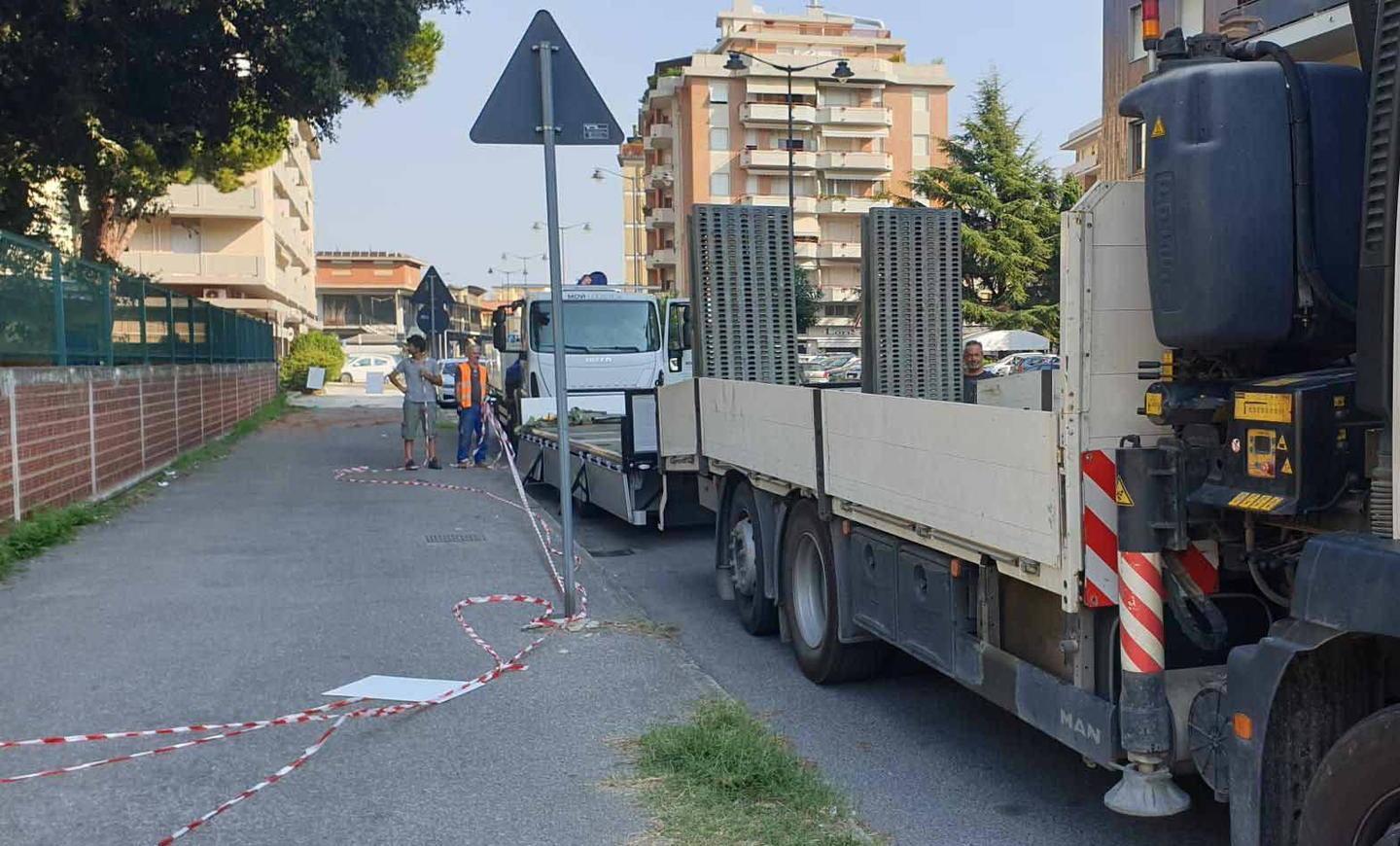 Una manifestazione di protesta sul degrado dell’asilo Giampaoli