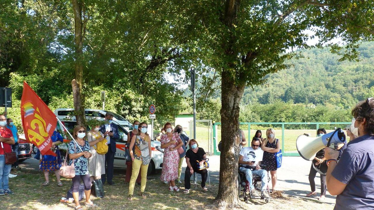 «Non smantellate la sanità» Sit-in a difesa dell’ospedale