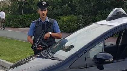 Tenta di rapinare due turisti, incastrato dal tattoo