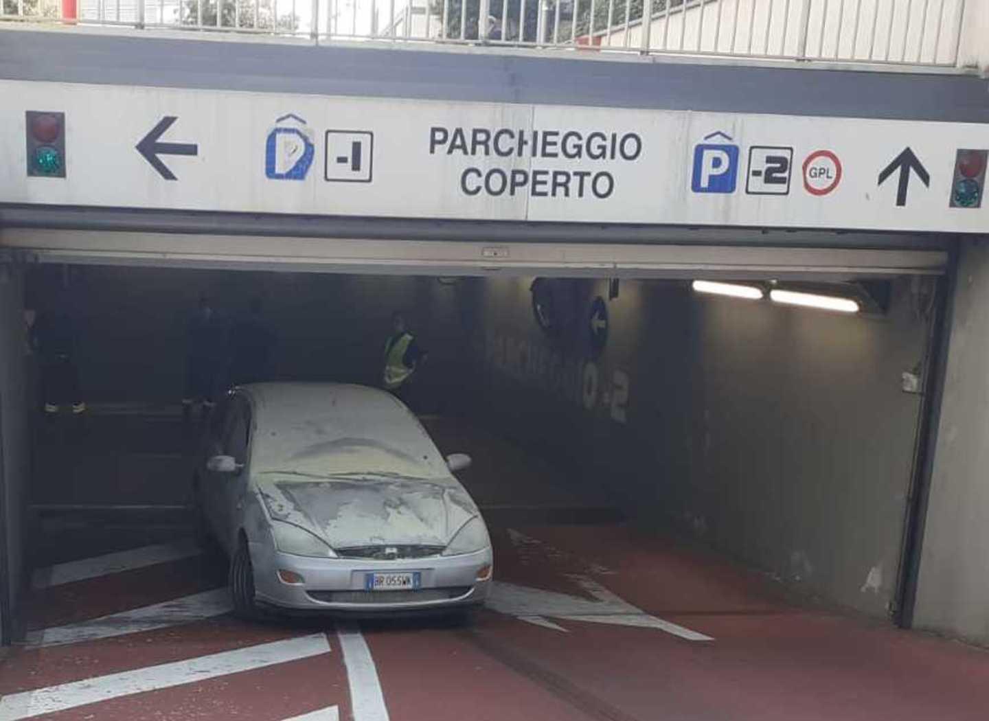 Distrutta dalle fiamme un’auto nel parcheggio dell’Esselunga