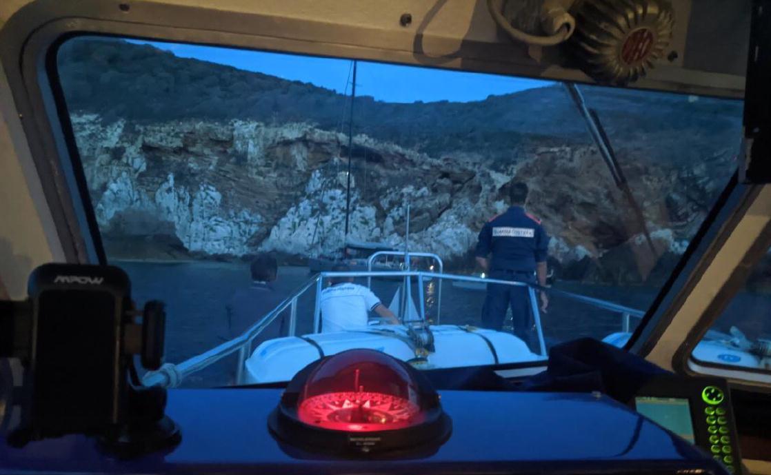 Barca di 21 metri incagliata a Cerboli: salvate due persone