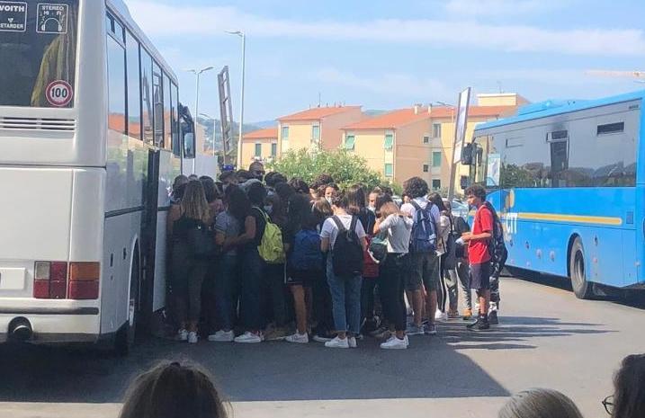 A scuola distanziati, ma suonata la campanella troppi assembramenti