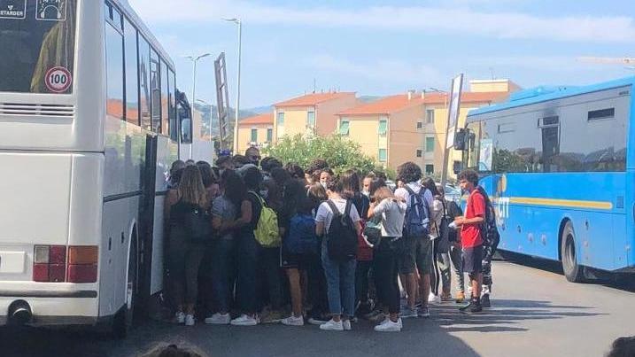 A scuola distanziati, ma suonata la campanella troppi assembramenti