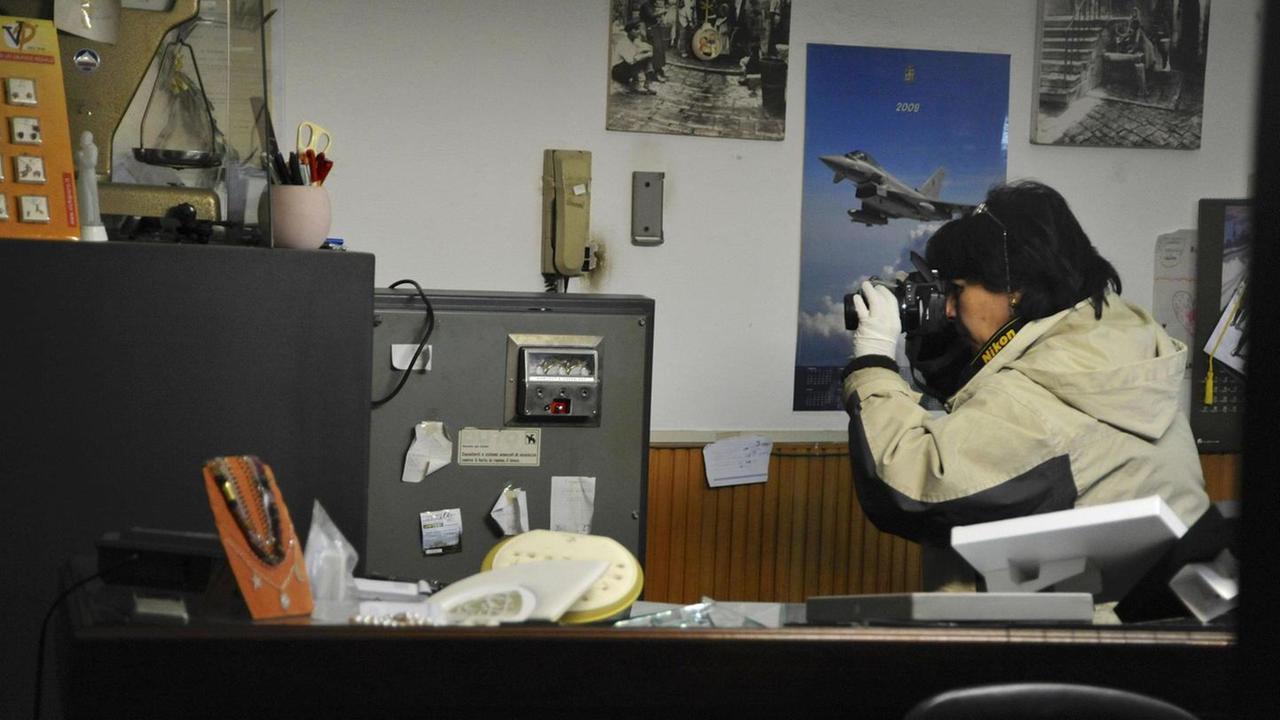 Preziosi rapinati, il titolare riconosce un imputato in aula