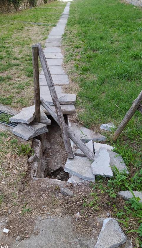 Mattonelle e panchina rotte nella passeggiata lungo le Mura 