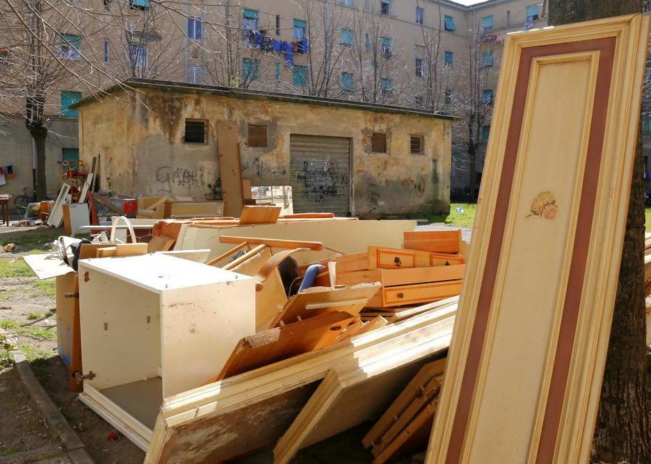 È partita la demolizione della “Chiccaia” cade il simbolo di degrado e disperazione
