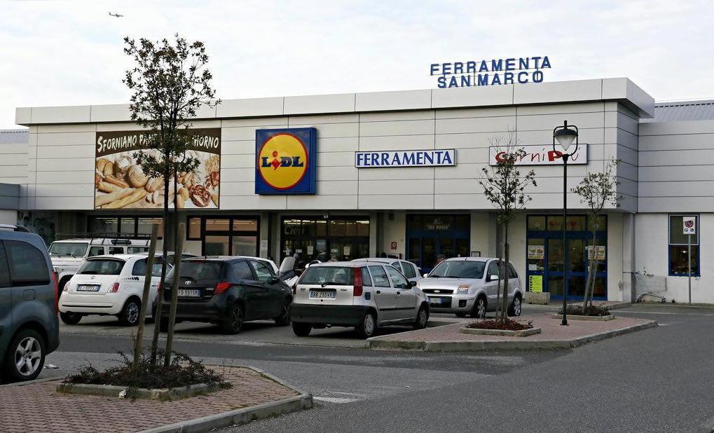 Rapina alla Lidl: punta la pistola e si fa dare i soldi dal cassiere 
