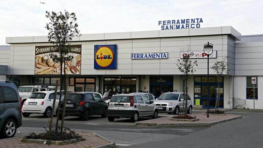 Rapina alla Lidl: punta la pistola e si fa dare i soldi dal cassiere