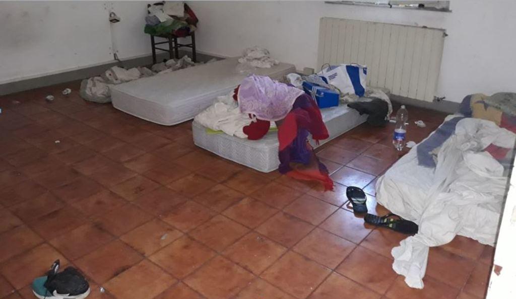 Sgomberata dai vigili una palazzina occupata Forse un covo di pusher 