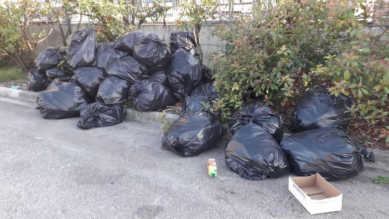 Scaricano rifiuti davanti alla Revet: «Scusatevi o verrete denunciati»