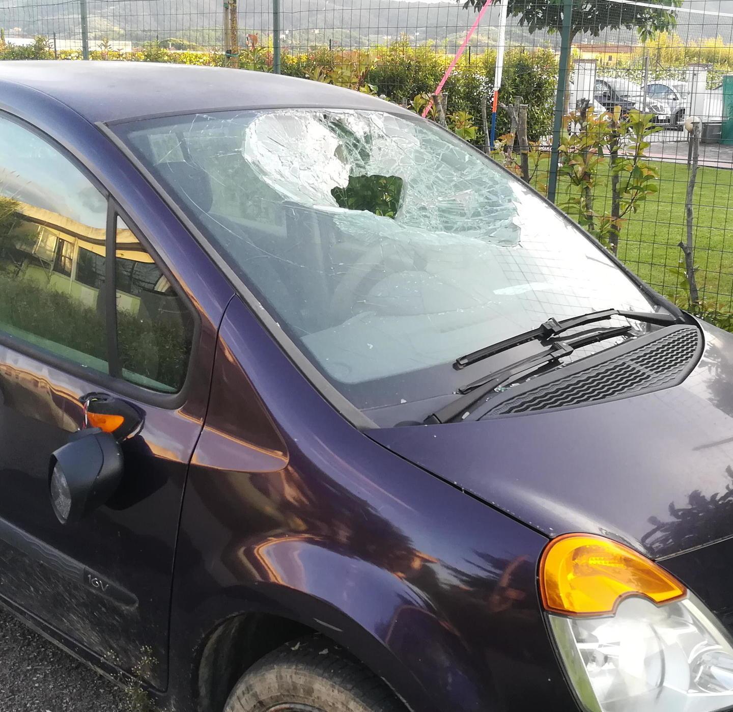 Auto sotto sequestro e abbandonata 