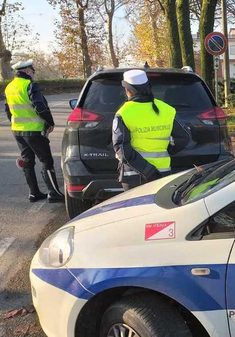 Molesta tre ragazze che prendono il sole Denunciato 53enne