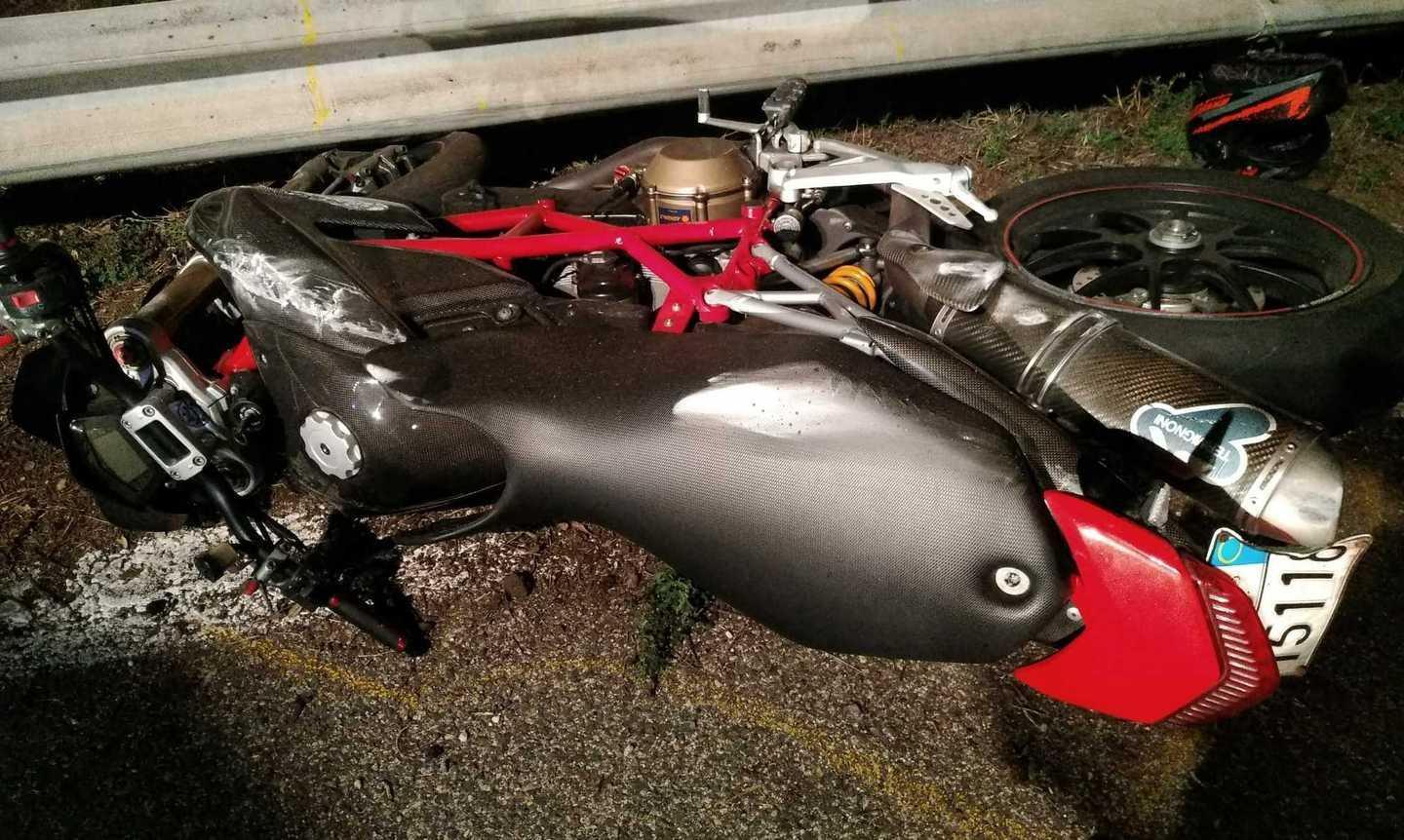 Motociclista vola dalla scarpata