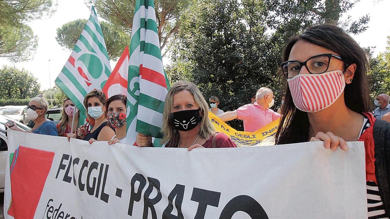 La protesta degli insegnanti precari davanti all’Ufficio scolastico provinciale