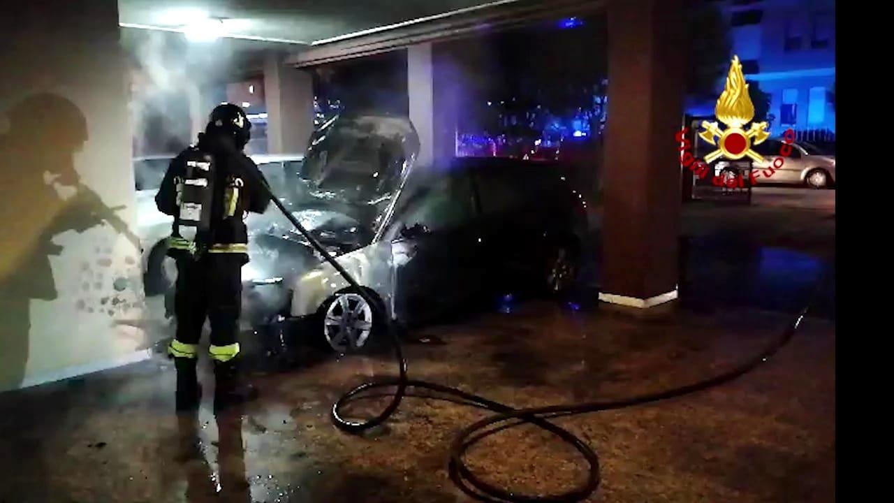 L'auto incendiata in via Capitanata a Cagliari