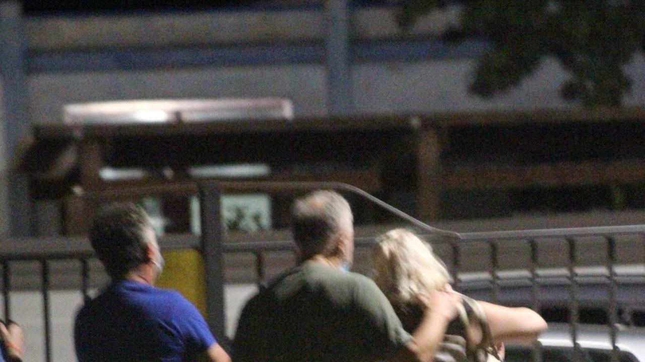 Femminicidio a Vaiano, la madre disperata al cancello: «La voglio vedere, non ci credo»