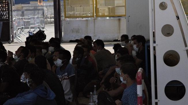 Migranti: 48 in mare da Open Arms davanti porto di Palermo