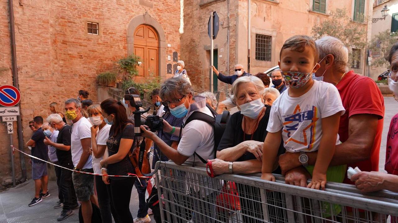 Su strade e balconi per vedere i ciclisti e non arrendersi al coronavirus