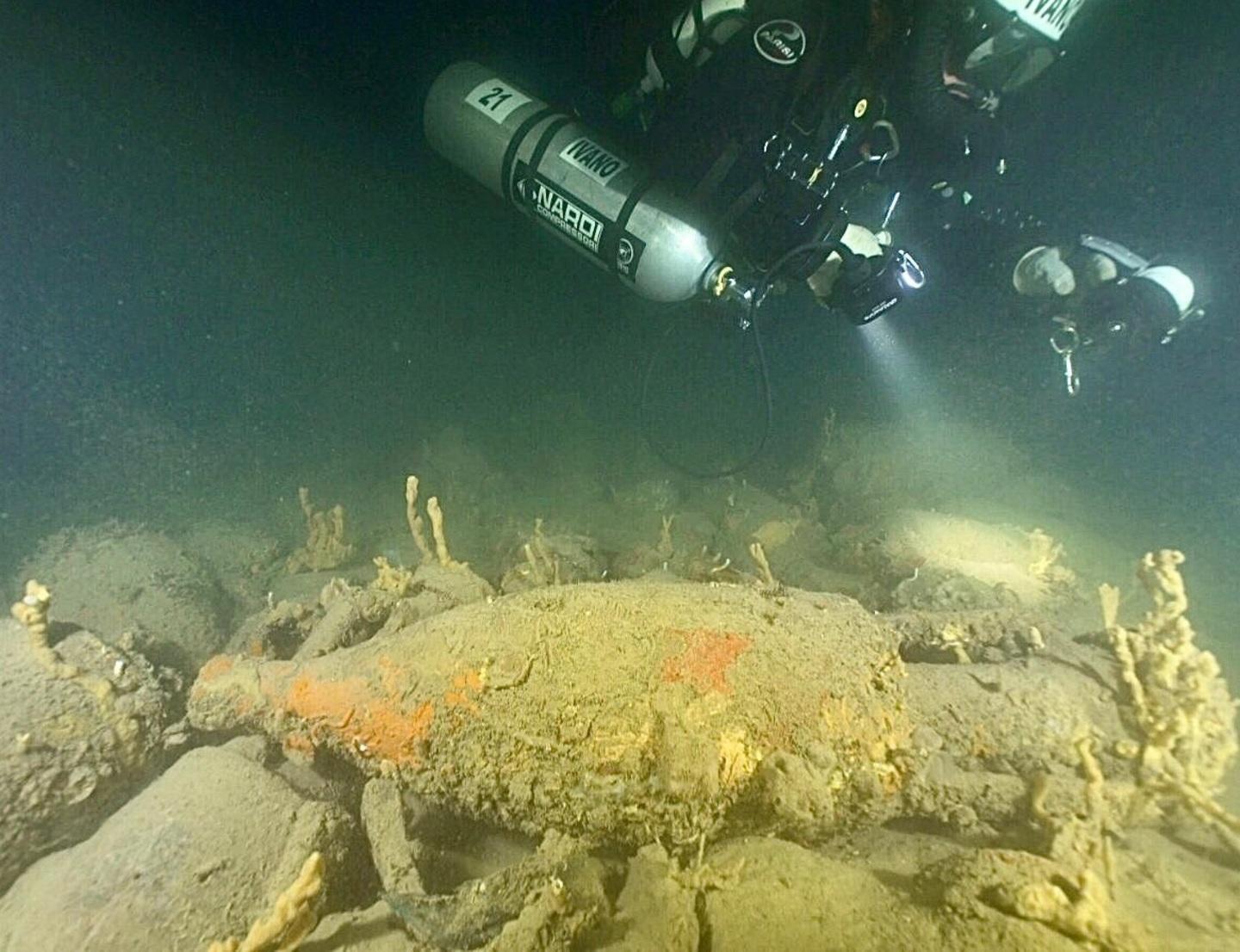 Dal fondo del mare una storia di 2.000 anni fa: il relitto di una nave romana con tutto il carico 
