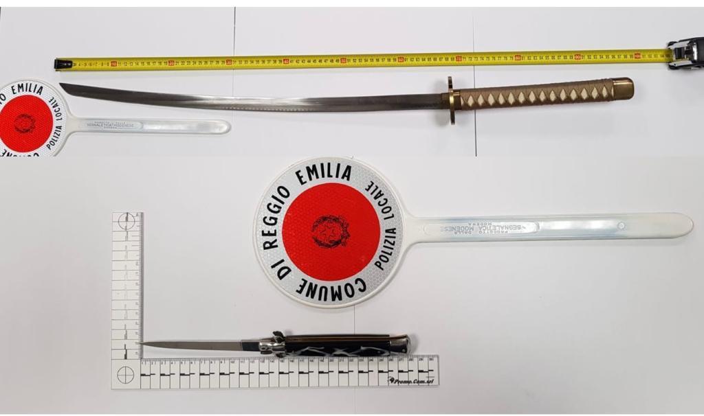 Reggio Emilia, sbronzo e senza patente si schianta contro due auto: sul sedile aveva una katana 