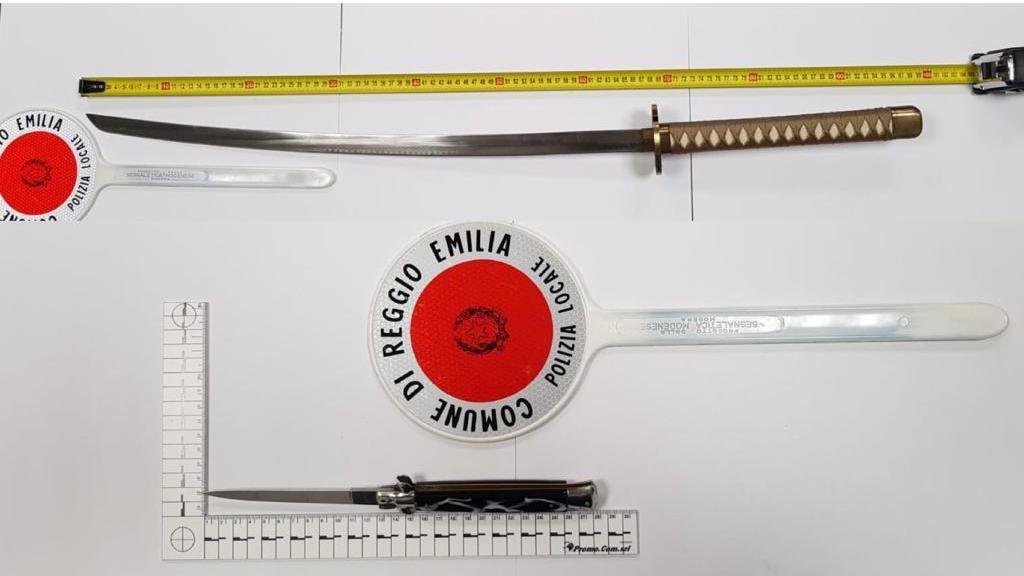 Reggio Emilia, sbronzo e senza patente si schianta contro due auto: sul sedile aveva una katana